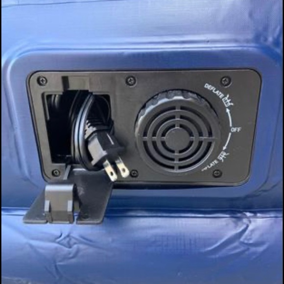 Queen sized Automatic Air Mattress - Picture 3 of 6